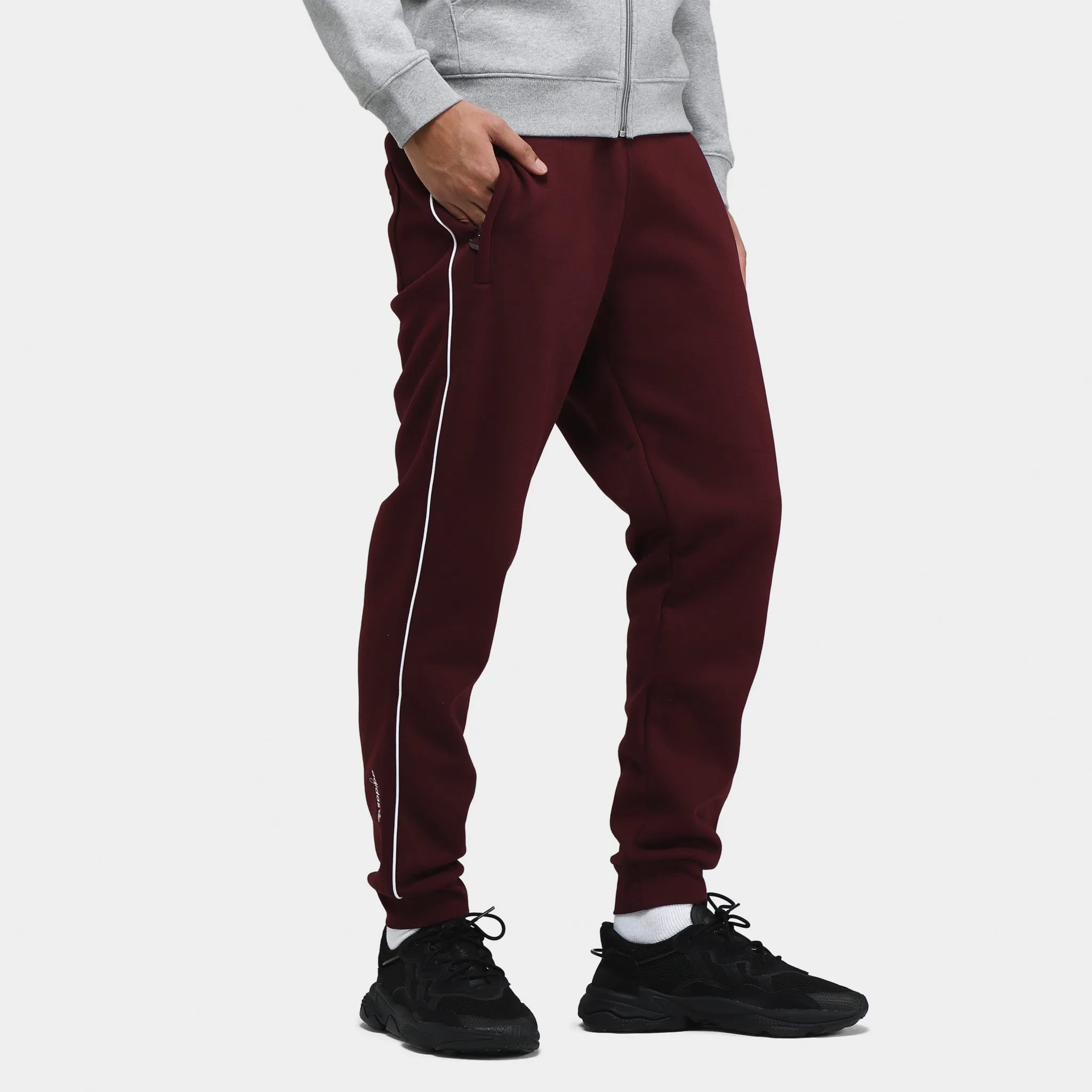 adidas Originals Adicolor Seasonal Archive Sweatpants / Maroon